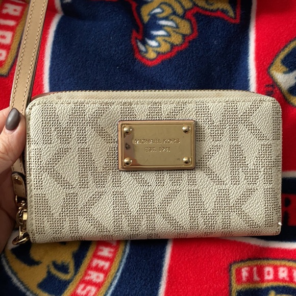 MOVING SALE!! Michael Kors wristlet!